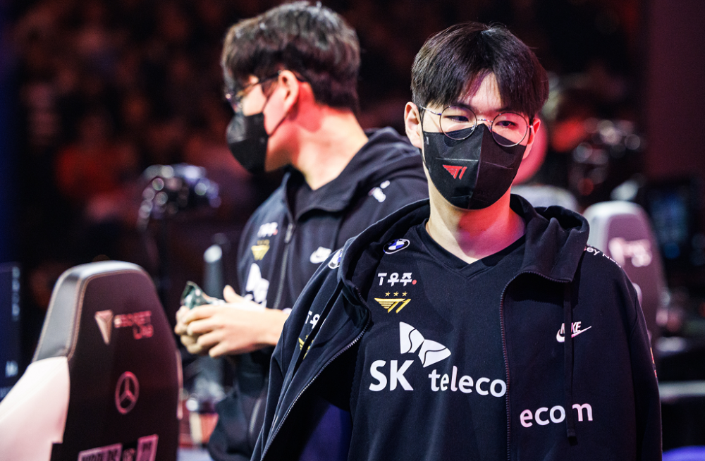 KT翻盘DRX，Kanavi开启传奇时刻顶尖较量小组赛，让粉丝疯狂欢呼