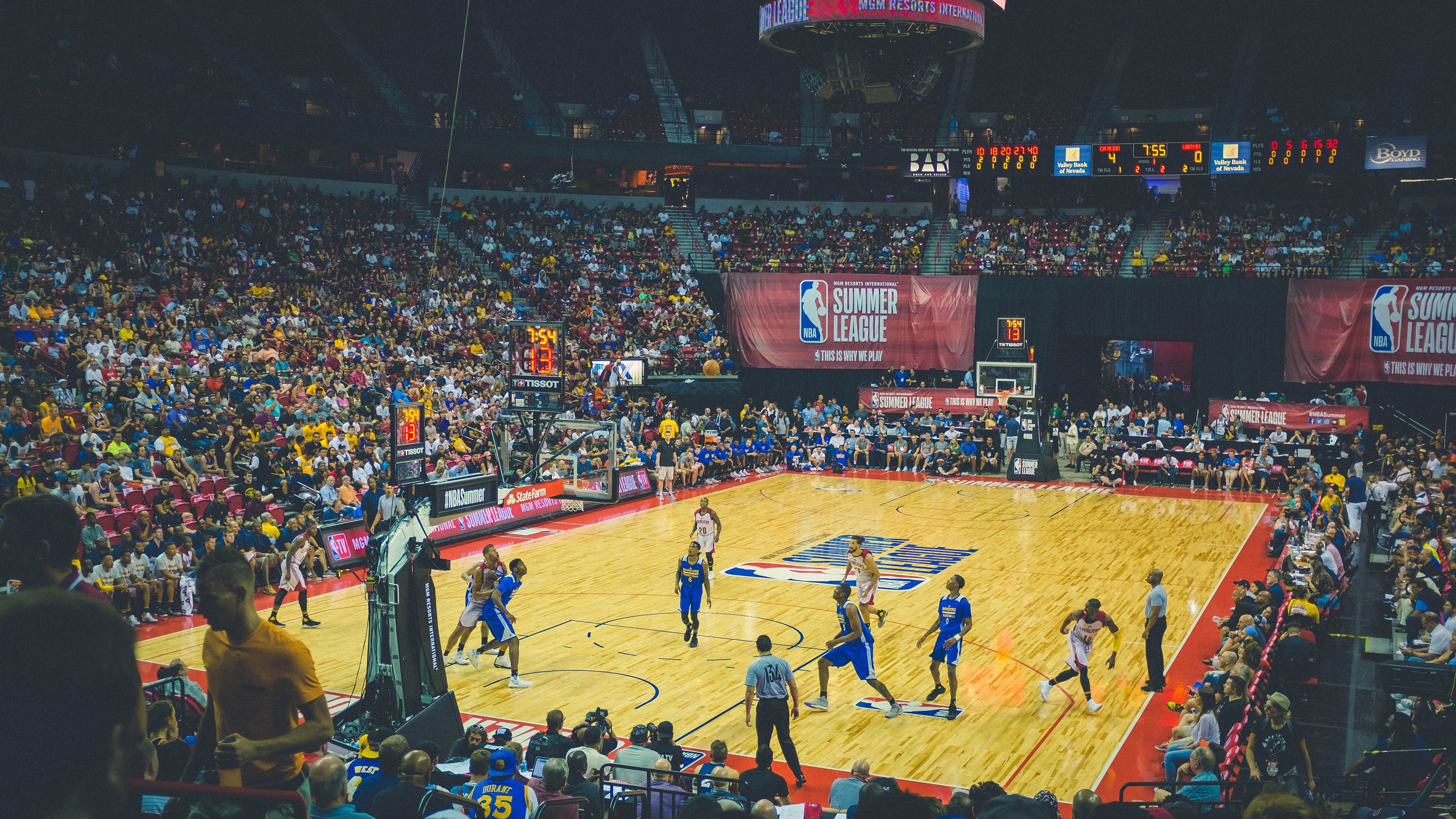 东道主陷落！橙色风暴席卷海湾，伊萨克一剑封喉