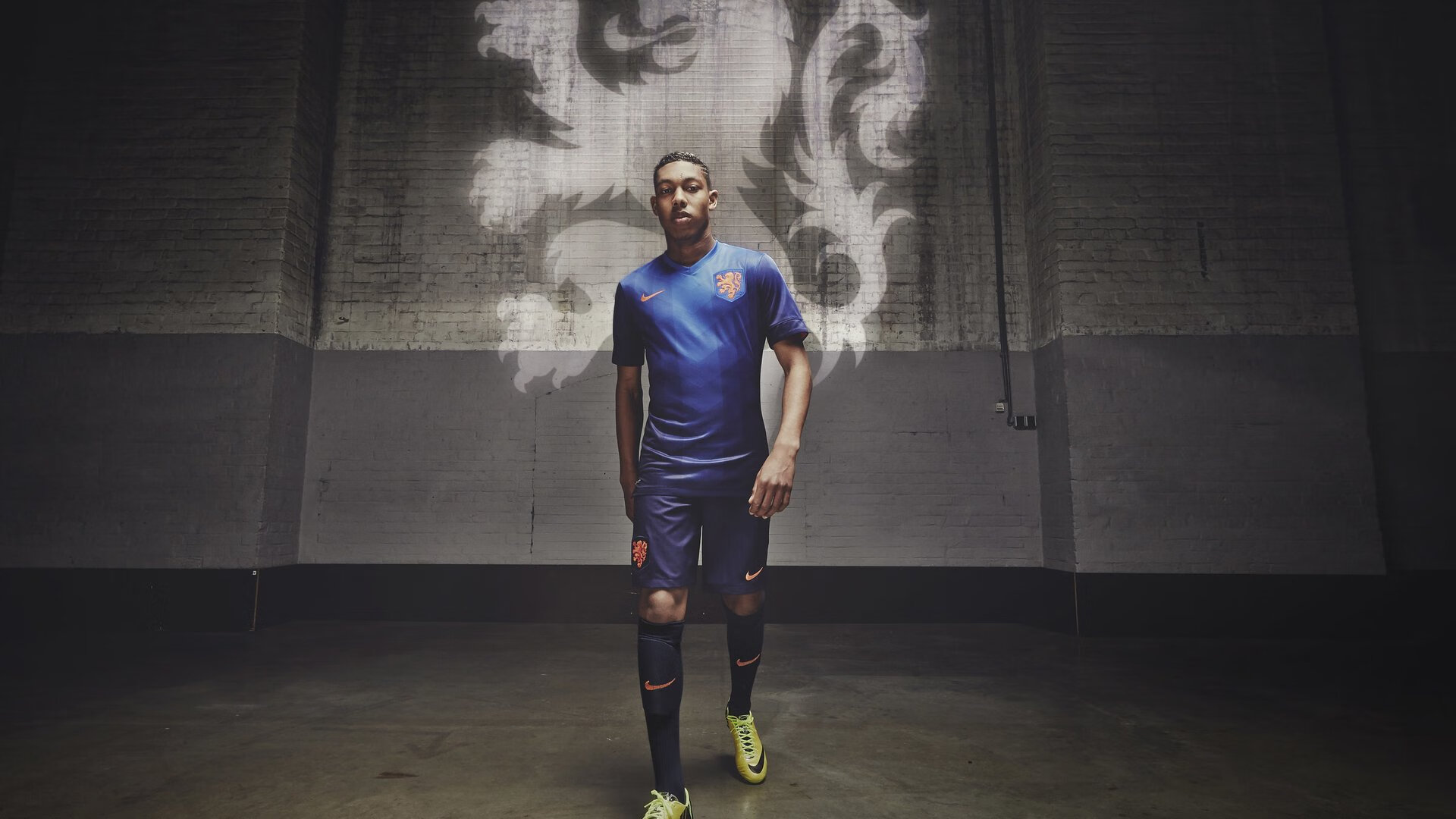 绿军加时鏖战折鹰翼，英超争冠暗流与篮球铁血的交响